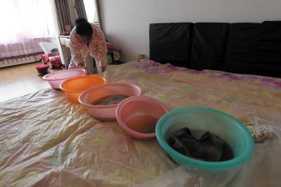 紫金楼上漏水，住户失联，小区没物管，业主维权难！律师来支招……